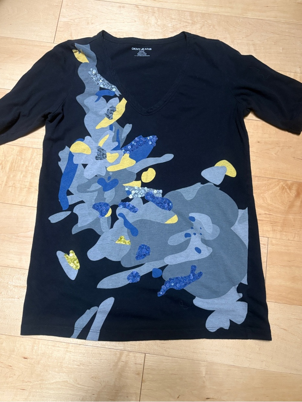 DKNY Black Short-Sleeve V-Neck Tee with Blue, Gray & Yellow Abstract Print